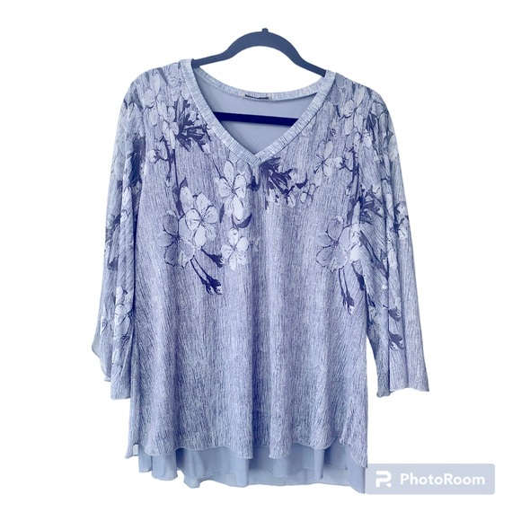 Beautiful flowy top with butterfly split sleeves. - Picture 1 of 6